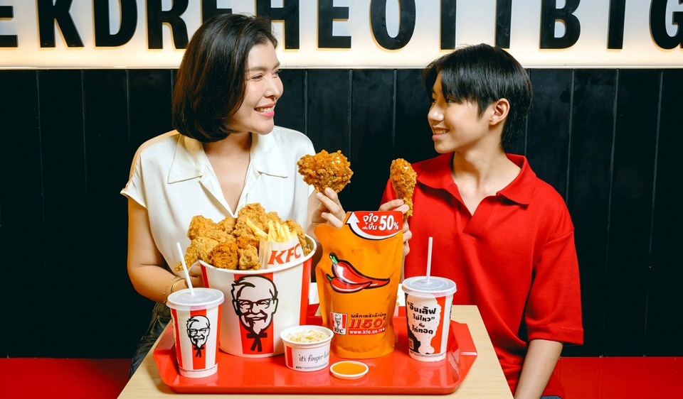 อัปเลเวลความอร่อย!! KFC แจกฟรี “ซอสพริกจัมโบ้” เพิ่ม 50% ฉลองวันแม่ เพียงซื้อบักเก็ต 349 บาทขึ้นไป