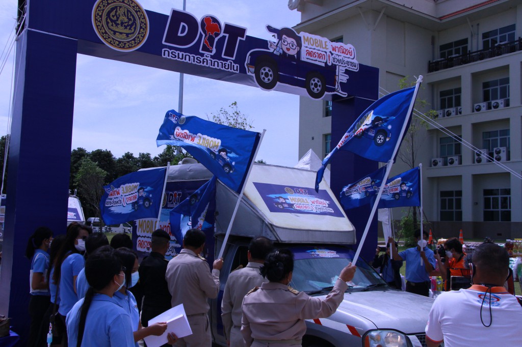 พาณิชย์ฯ สุรินทร์จัดรถ Mobileพาณิชย์  กระตุ้นเศรษฐกิจฐานรากใน 17 อำเภอช่วยประชาชน 