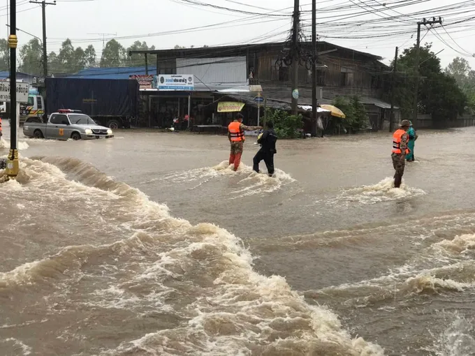 ด่วน! ระทึกน้ำป่าไหลหลากซัดอำเภอภูเขียวอ่วมชาวบ้านหนีเก็บของหนี อลหม่านกลางดึก