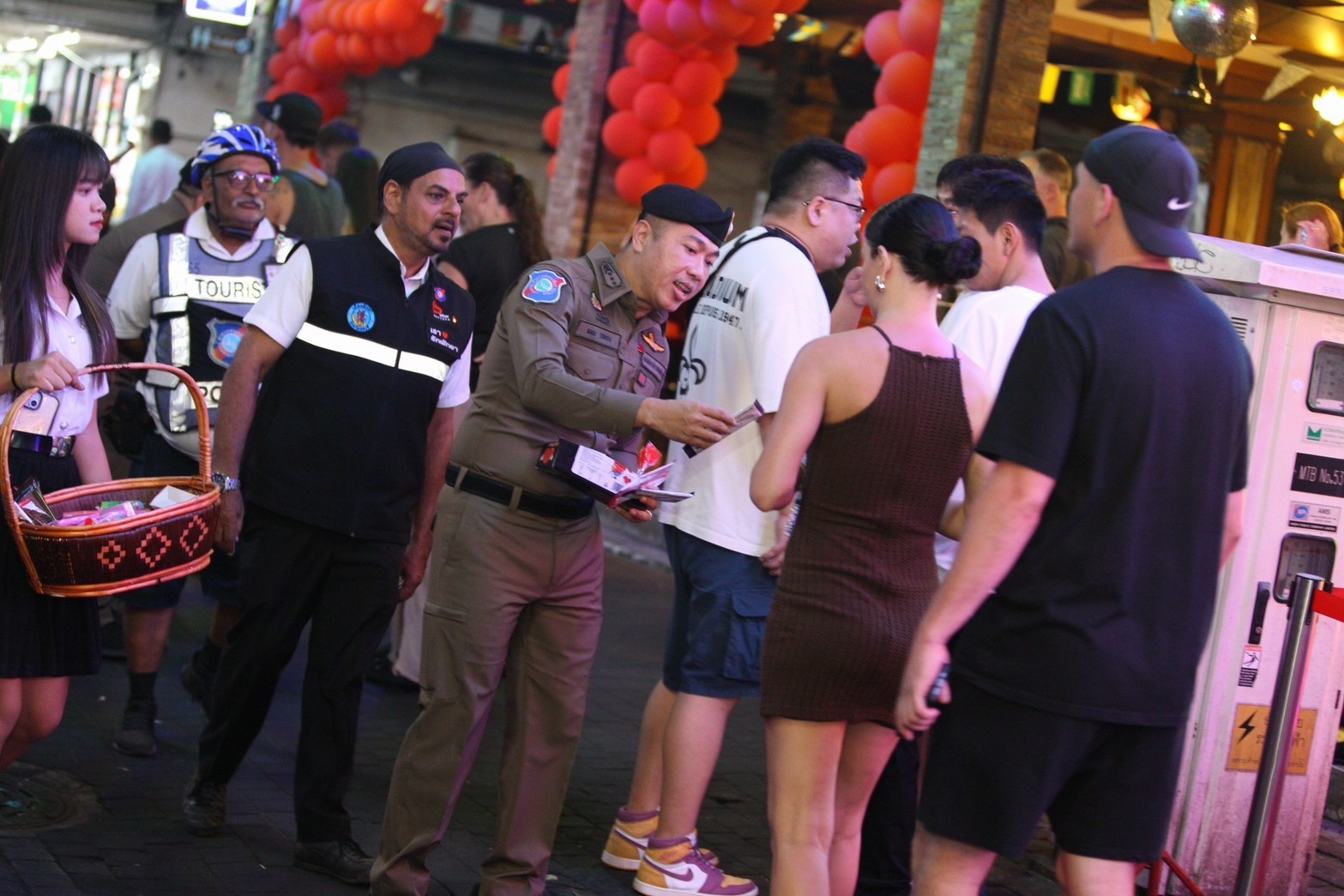 ตร.ท่องเที่ยว แจกอมยิ้ม ช็อกโกแลตให้ นทท.มอบรัก คืนวันวาเลนไทน์    