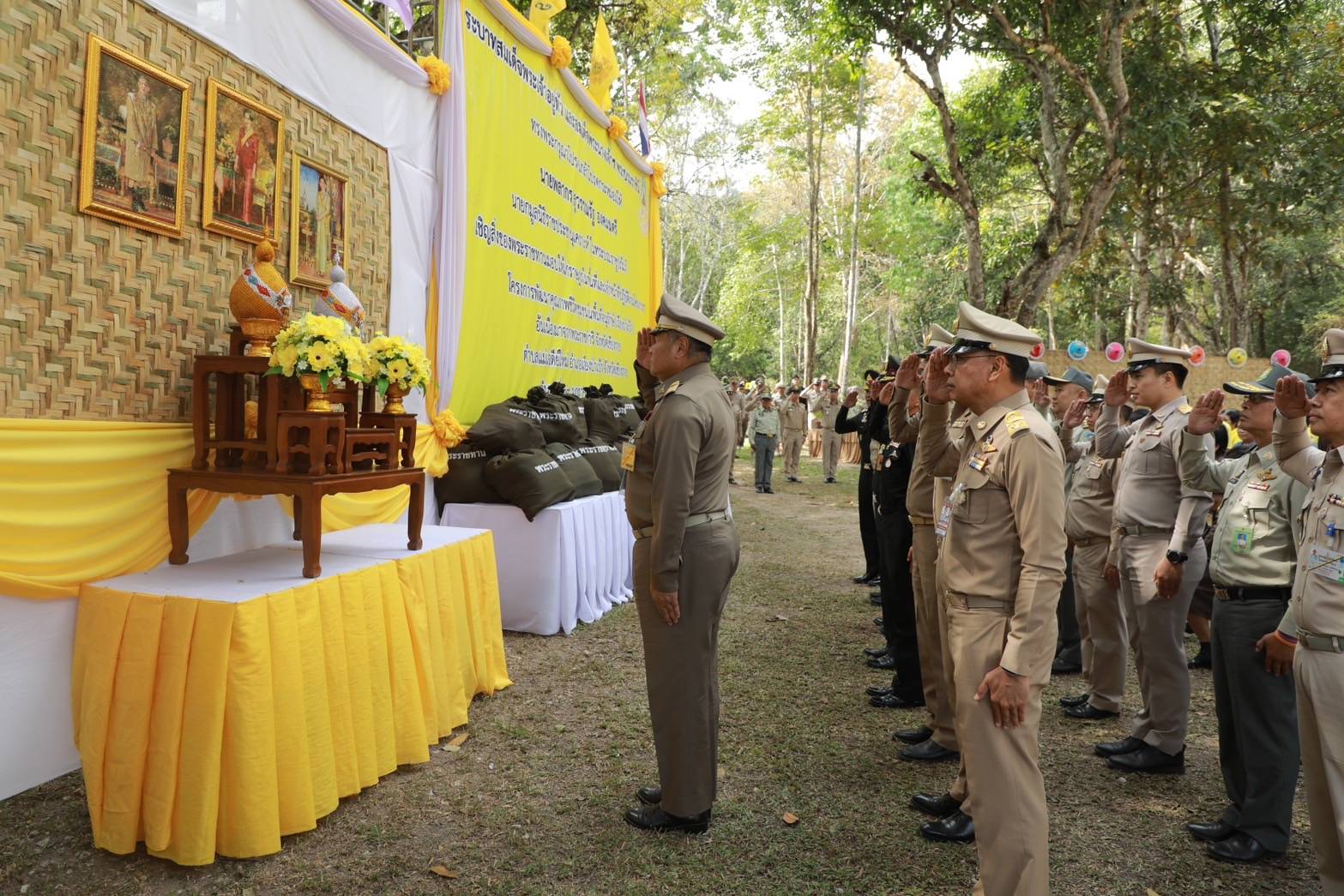 “องคมนตรี” เชิญถุงพระราชทานมอบแก่ราษฎร-จนท.ผู้ปฏิบัติงาน พร้อมติดตามการดำเนินงานโครงการอันเนื่องมาจากพระราชดำริ ในพื้นที่เชียงราย