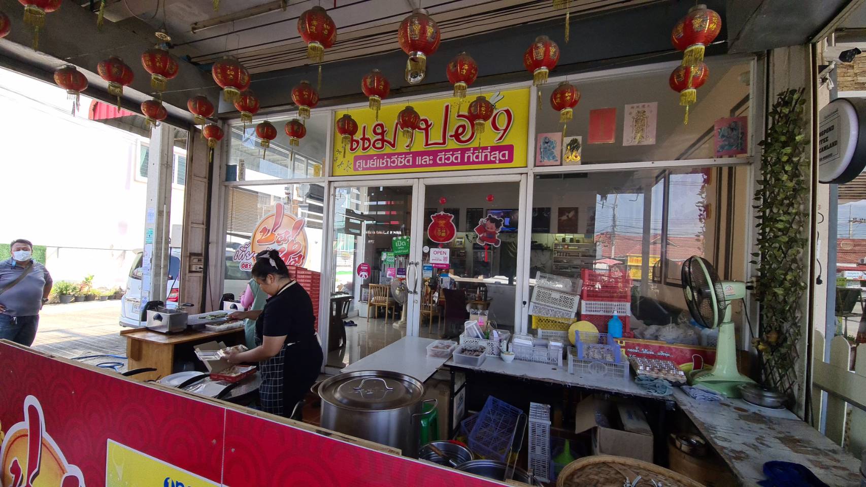 เจ้าของร้านเกี๊ยวซ่าปอห่อนครสวรรค์ไอเดียเก๋ ทำขนมปังไส้เกี๊ยวซ่าหมูและกุ้งเป็นรูปหัวใจออกขายในวันวาเลนไทน์