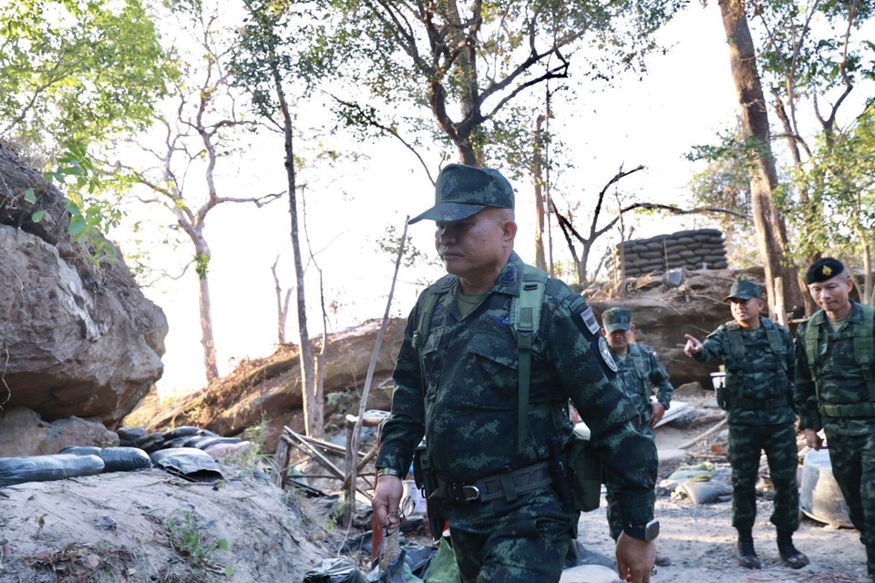 “แม่ทัพเติ่ง” ลงพื้นที่ตรวจแนวหน้า เช็กกำลังพล–ยุทโธปกรณ์ เสริมฐานที่มั่น ตรึงกำลังตลอดแนว รับมือสถานการณ์เปลี่ยนแปลง