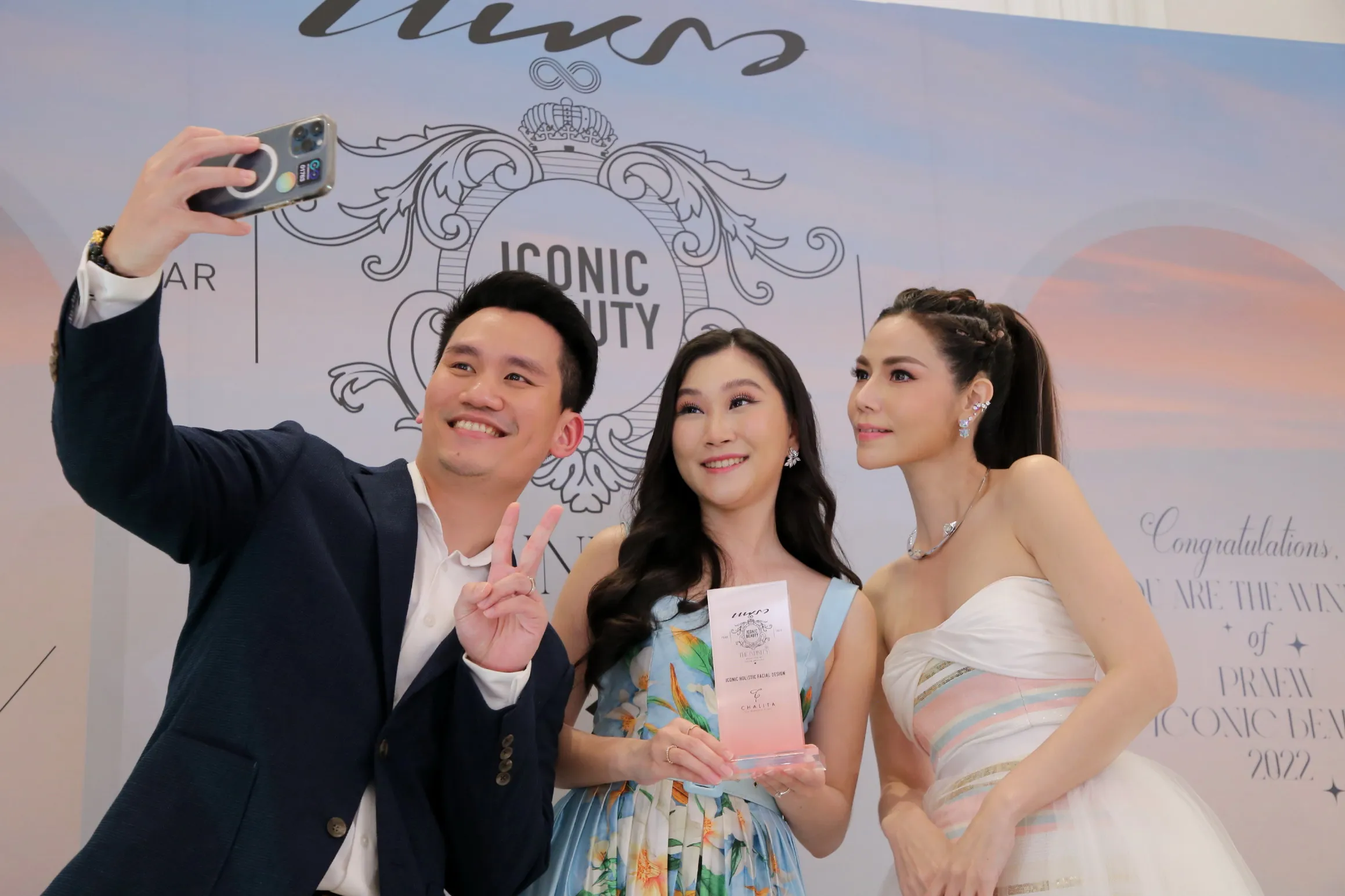  คุณพัดชา (ขวา) แสดงความยินดีกับผู้ที่ได้รางวัล