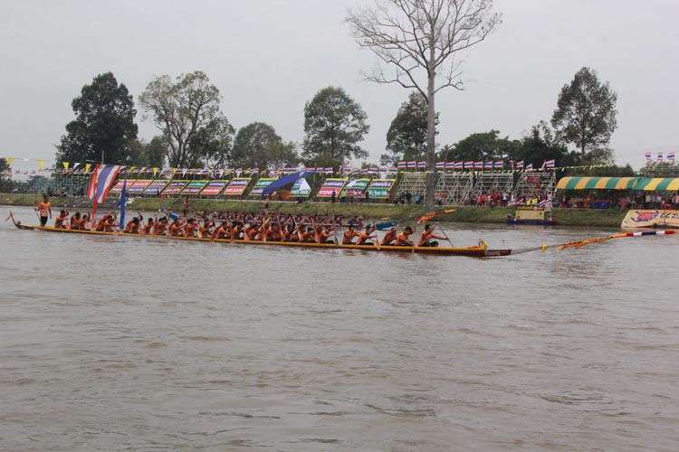 "บุรีรัมย์"คึกคัก!นทท.แห่ชมแข่งเรือยาว-การแสดงช้างยุทธหัตถี 