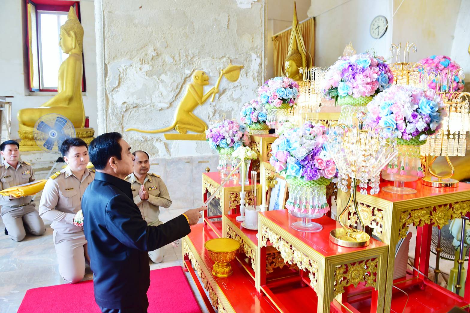 "นายกฯ" กราบหลวงพ่อโตวัดป่าเลไลยก์ แนะสวดมนต์ก่อนนอนเพื่อกำจัดไวรัสในสมอง