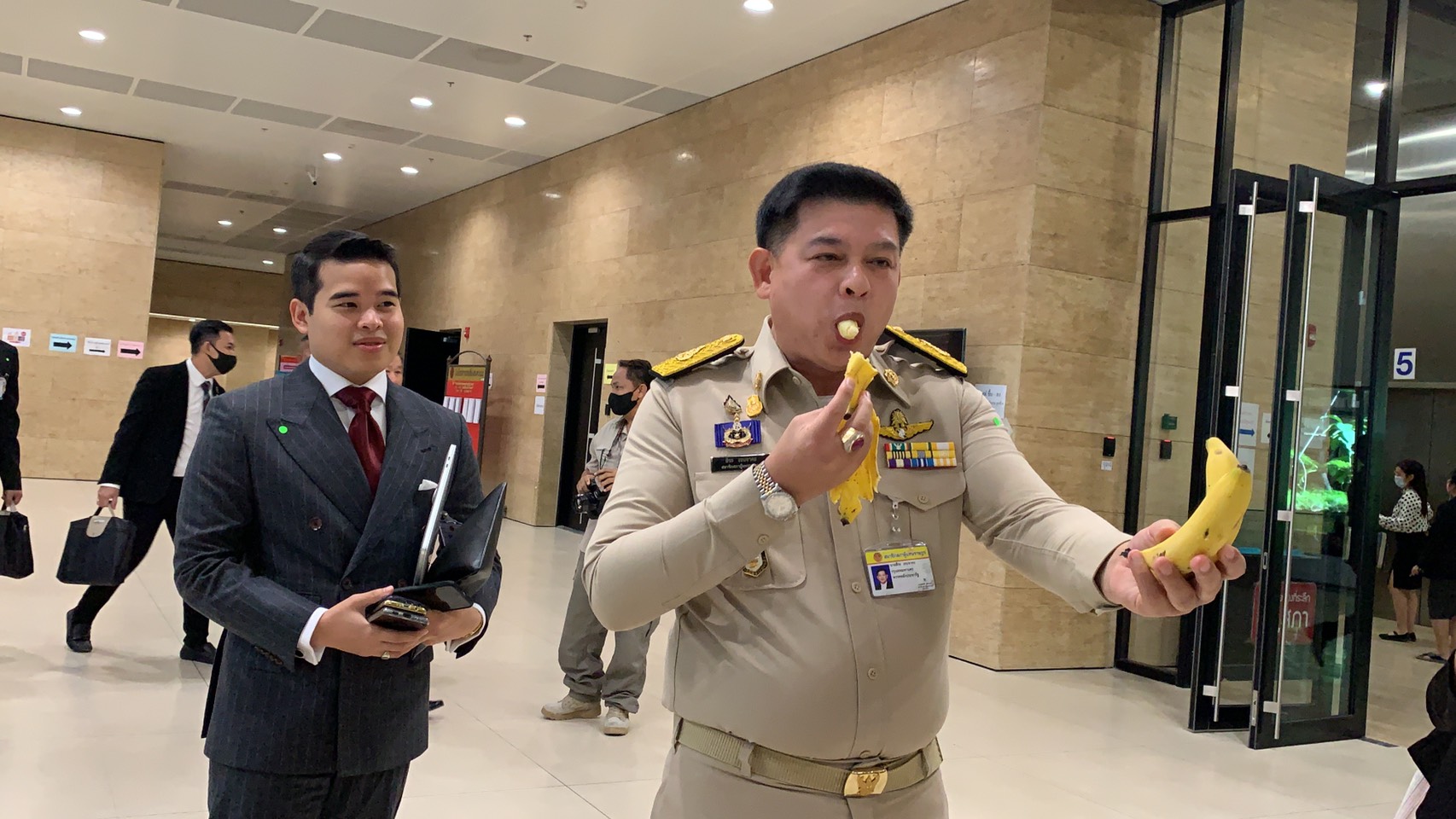 “สิระ”ตะเพิด“เต้ พระราม 7”ไปแล้วอย่ากลับมาอีก เหน็บแจกกล้วยจะได้คิดเป็น