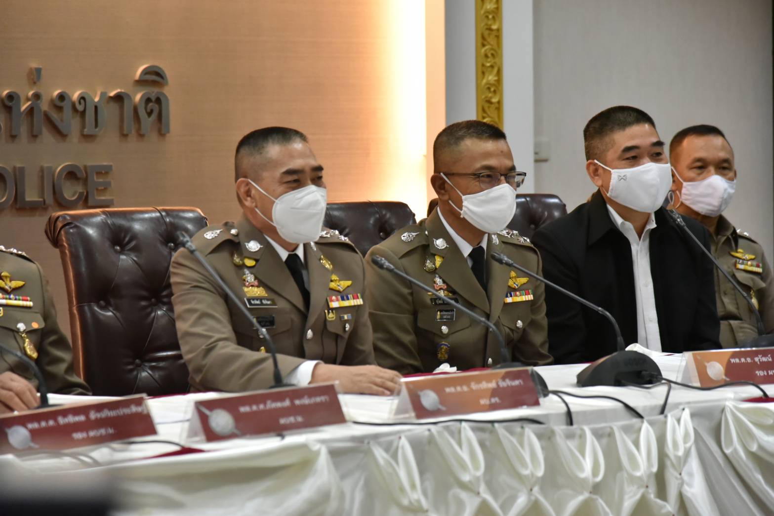 "จักรทิพย์" นำทีมแถลงรวบ 2  ผัวเมียชิงทรัพย์ร้านทองย่านวังหิน