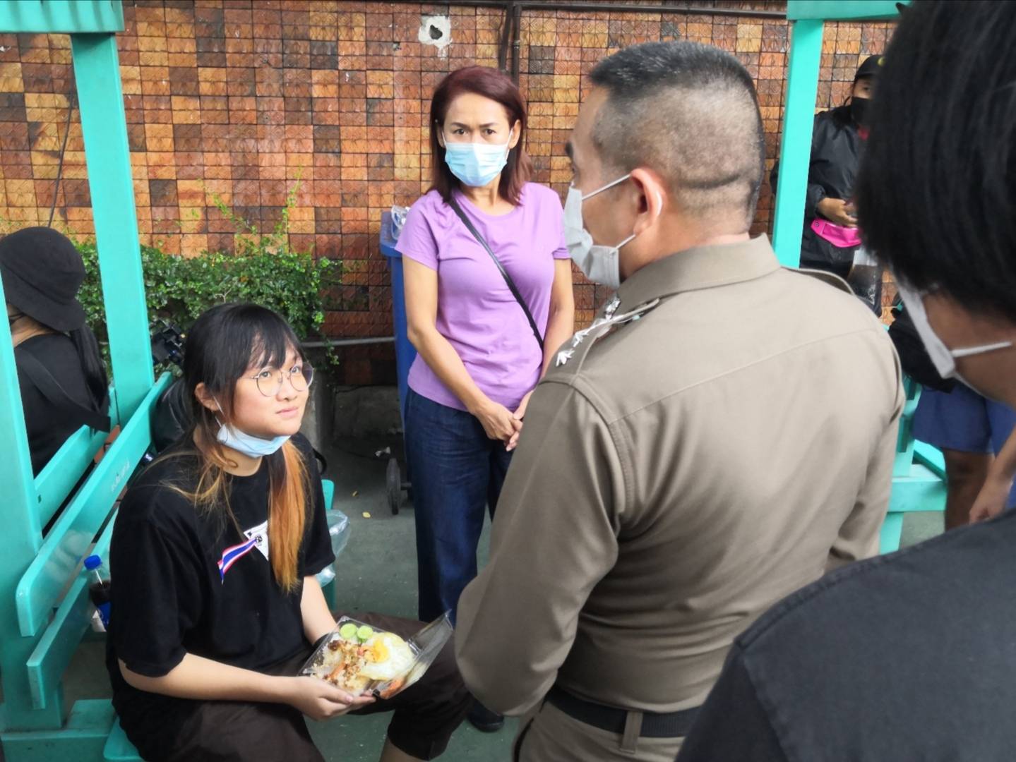 "เบนจา"สมาชิกแนวร่วมธรรมศาสตร์เข้ารับทราบข้อกล่าวหาคดีความฝ่าฝืน พ.ร.ก.ฉุกเฉิน กรณีชุมนุมวันที่ 3 ก.ย.แยกราชประสงค์​ 