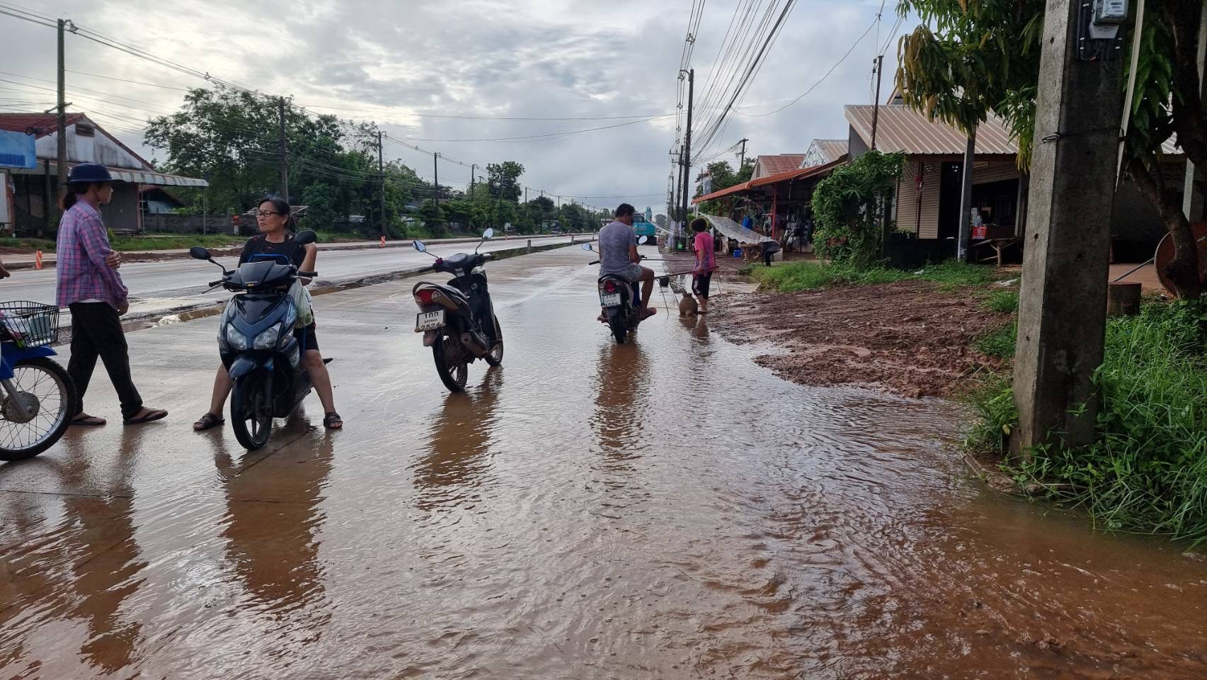 ชาวบ้านโวยขยายถนนไร้คลองรับน้ำ ทำทะลักท่วมชุมชน
