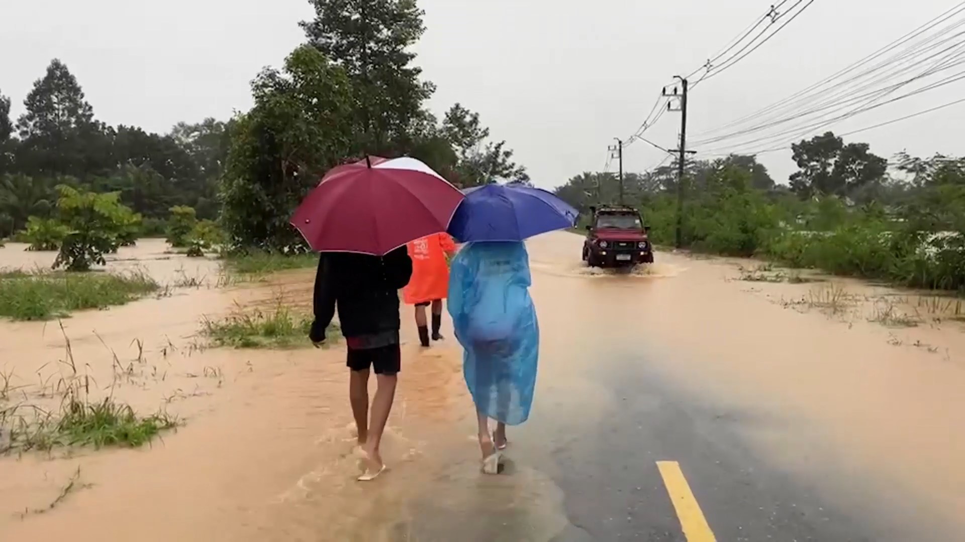 "หาดใหญ่" ฝนตกหนัก น้ำป่าทะลัก ชาวบ้านเดือดร้อนกว่า 100 หลังคาเรือน ตั้งศูนย์อพยพ 2 แห่ง