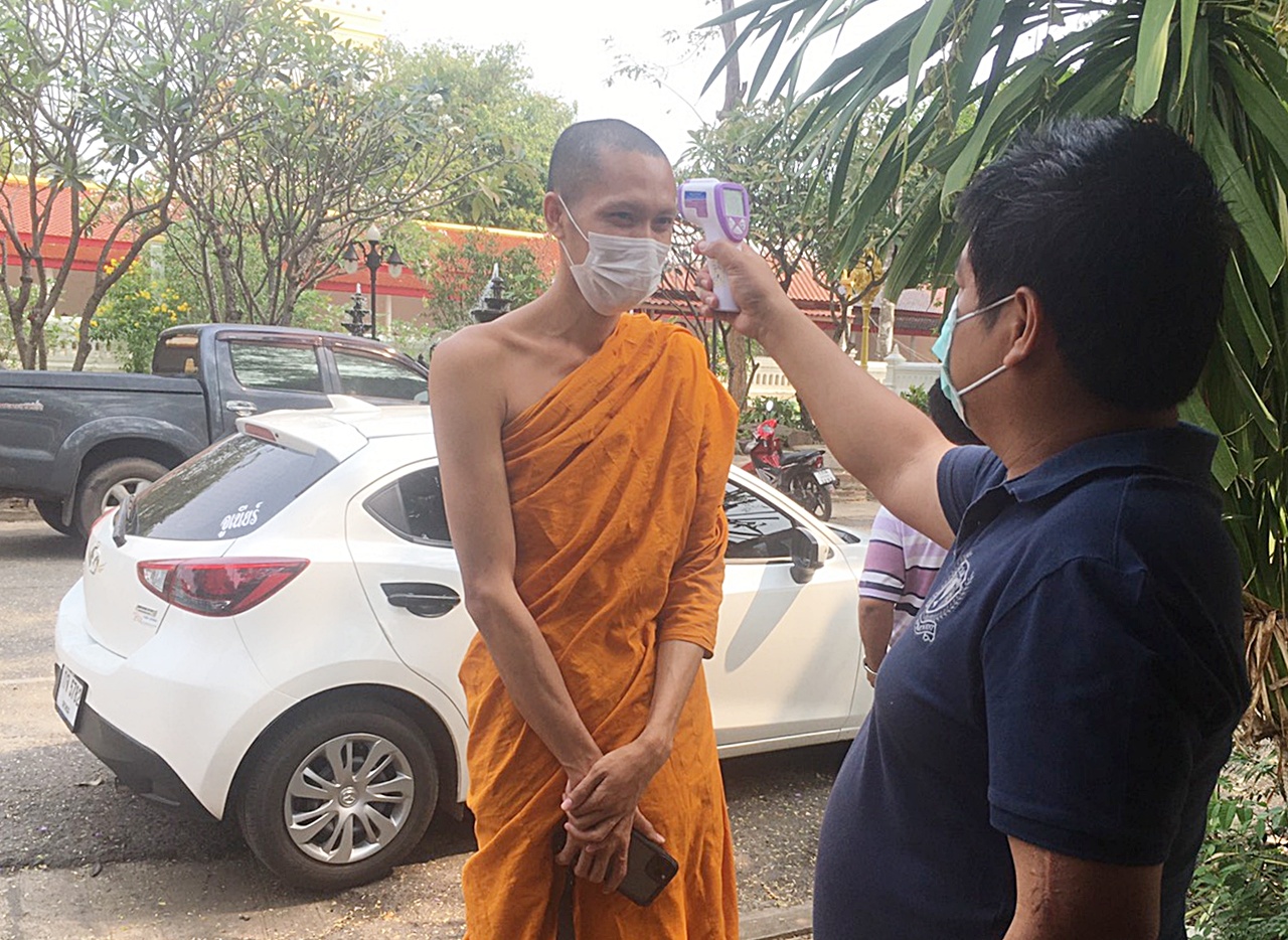 สสจ.ระดมตรวจวัดไข้พระ"วัดพระธาตุพนม" หลังมีนทท.ติดเชื้อมาทำบุญ