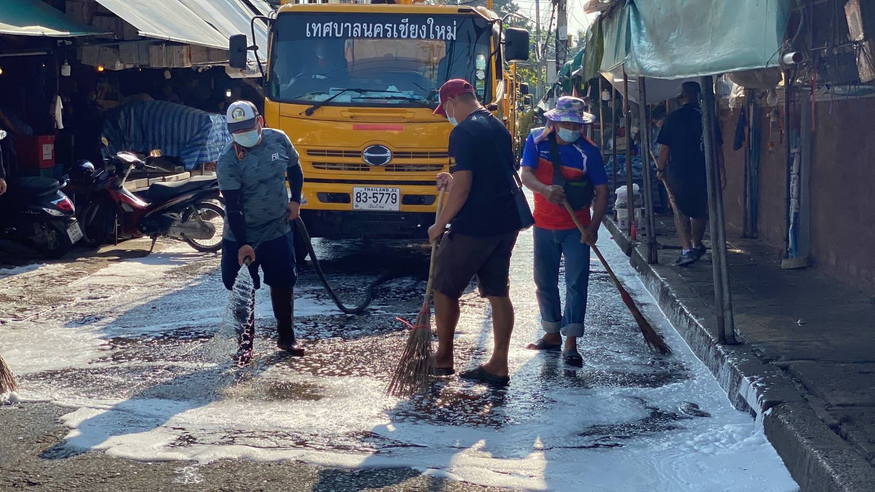 เทศบาลนครเชียงใหม่พ่นน้ำยาฆ่าเชื้อโรคและทำความสะอาดตลาดเมืองใหม่
