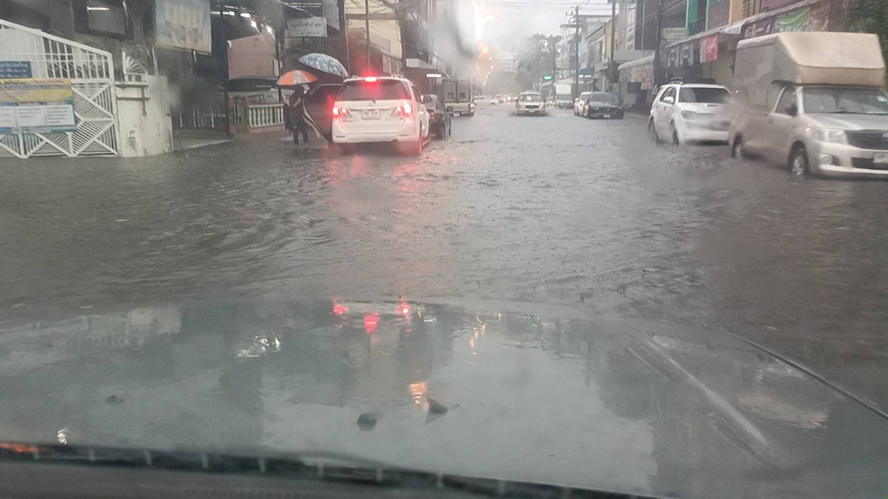 ฝนถล่มเมืองอุดรธานี ตกติดต่อกันกว่า 10 ชั่วโมง น้ำท่วมถนน-ชุมชน เจ้าหน้าที่เร่งสูบน้ำระบายออกตัวเมือง