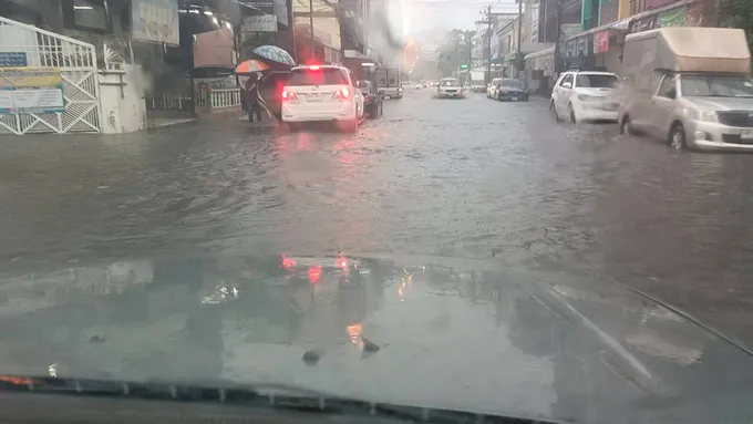 ฝนถล่มเมืองอุดรธานี ตกติดต่อกันกว่า 10 ชั่วโมง น้ำท่วมถนน-ชุมชน เจ้าหน้าที่เร่งสูบน้ำระบายออกตัวเมือง