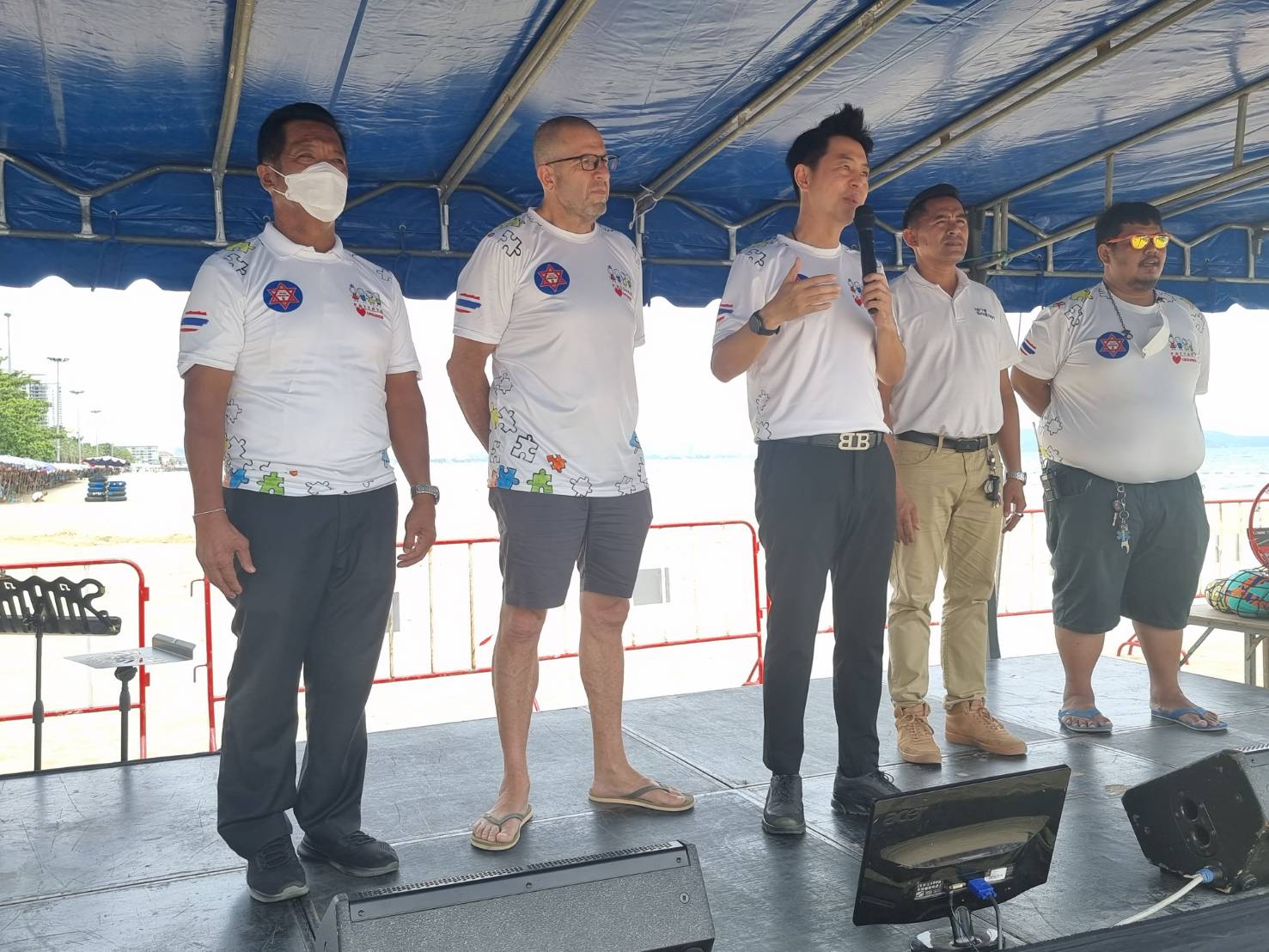 นายกเมืองพัทยาเลี้ยงอาหารกลางวันเด็กด้อยโอกาสมูลนิธิบ้านจริงใจ  