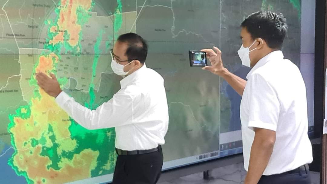 ผู้ว่าฯ ชัชชาติ​บุกศูนย์ควบคุมระบบป้องกันน้ำท่วม ติดตามสถานการณ์ฝนตกเช้านี้