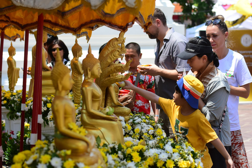 "วัดโพธิ์" แน่น! "คนไทย-ต่างชาติ" แห่สรงน้ำพระ วันครอบครัว เสริมสิริมงคลสงกรานต์