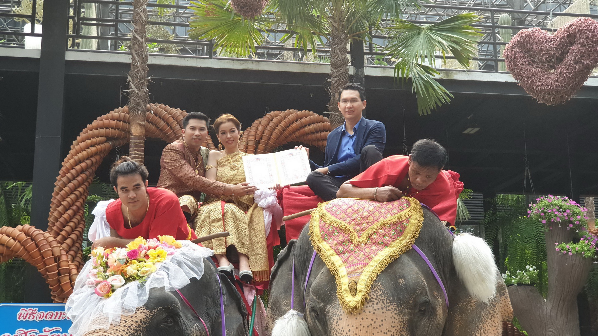 สวนนงนุชพัทยา จดทะเบียนสมรสบนหลังช้างให้กับคู่บ่าวสาว ท่ามกลางการรักษามาตรกป้องกันโควิด-19  