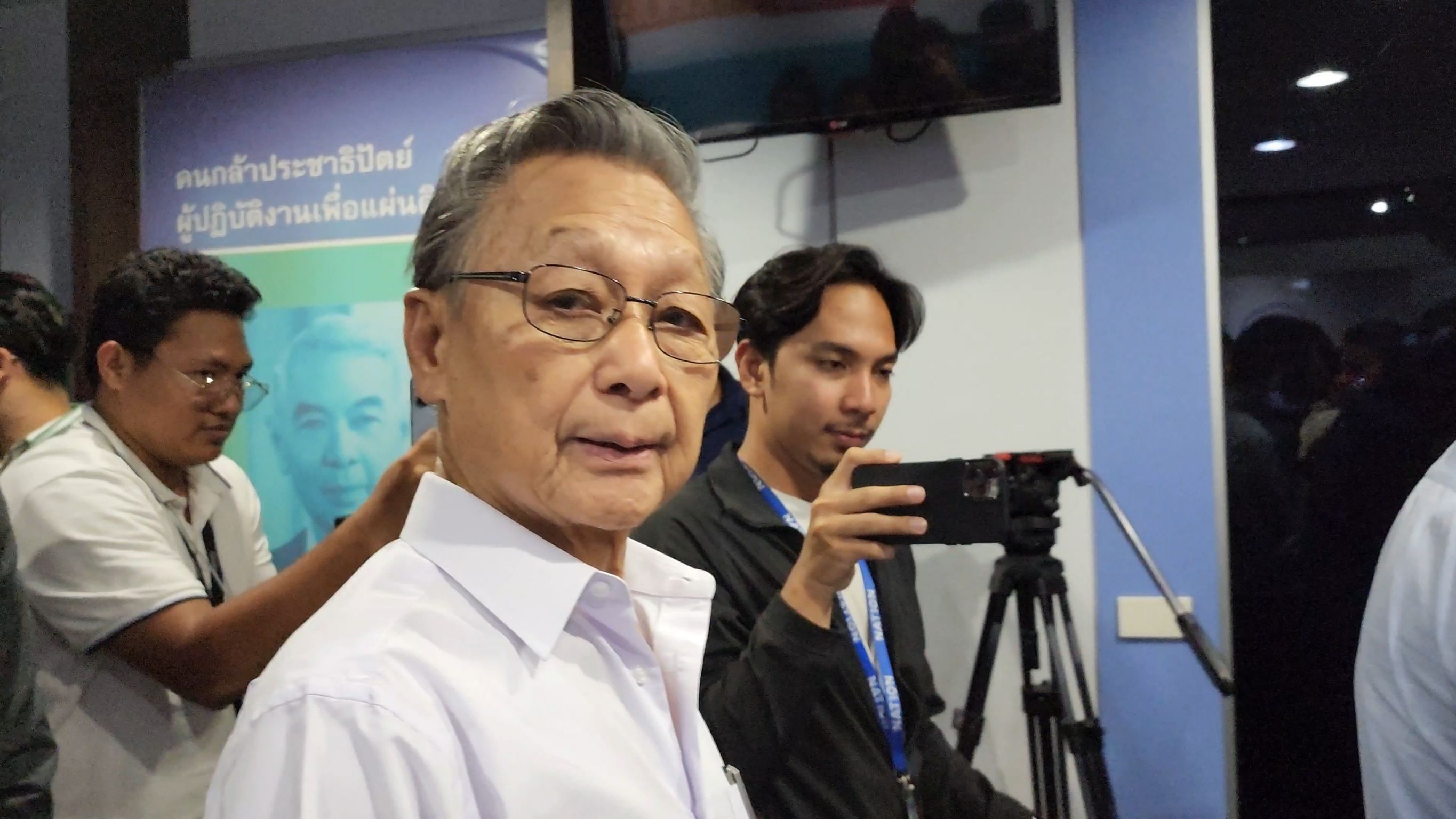 "ชวน​" งดให้ความเห็น​ หลังปชป.​มีมติ​ ร่วมรัฐบาล "บัญญัติ"  หนักใจทางการเมือง แต่เคารพมติพรรค "สรรเพชญ" ลั่นไม่ท้อ
