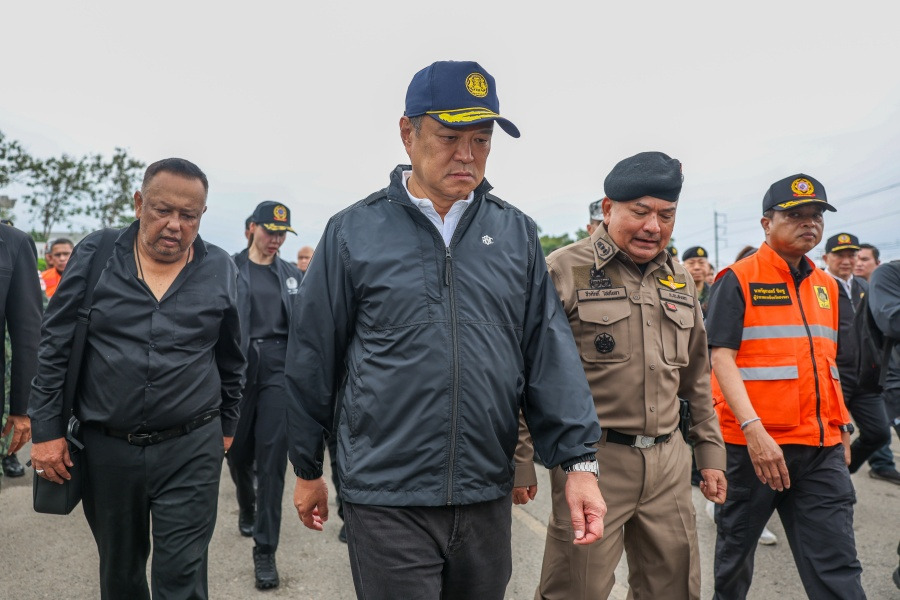 "นายกแป้น" นายกเทศมนตรีหาดใหญ่ โผล่ต้อนรับ กราบแทบอก “อนุทิน” ยกคณะบินหาดใหญ่ 