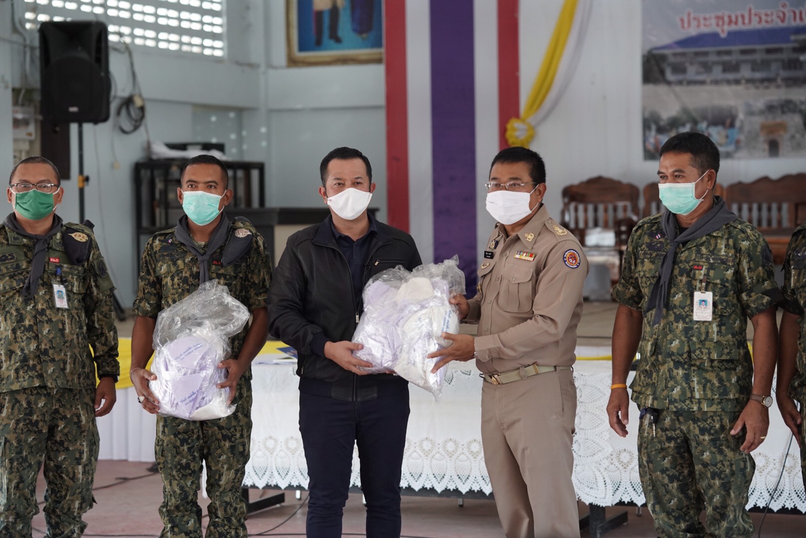 "ณัฏฐ์ชนน"แนะรบ.ดูแลปัญหาปากท้องชาวบ้าน พร้อมสละเงินเดือนซื้อข้าวสาร 8,500 กก.แจกชาวบ้าน 