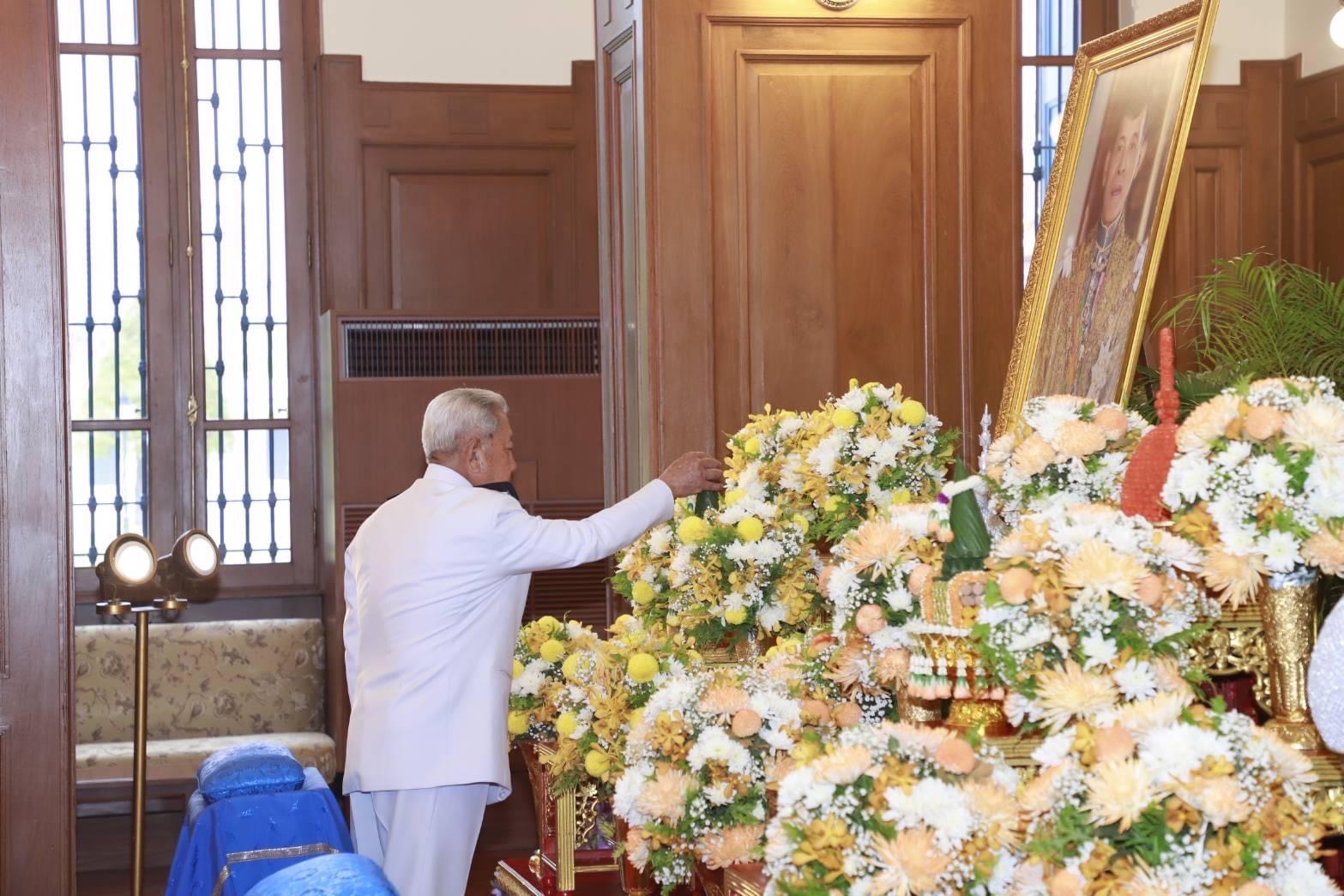 ในหลวง โปรดเกล้าฯให้ประธานองคมนตรี เป็นผู้แทนพระองค์ มอบโล่พระราชทานรางวัลเรือนจำดีเด่น