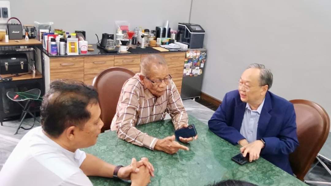 "สนธิรัตน์" ร่วมคุยการเมือง "กูเซ็ง" พร้อมหลีกทางไม่ส่งส.ส.นราธิวาสแข่งกับตระกูล "ยาวอหะซัน"