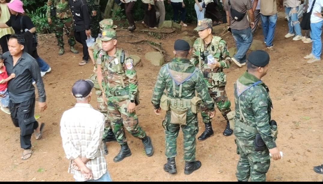 ทหารเขมรกร่างผลักอกนทท.ไทยกวักมือท้าชกเป็นตัวตึงคนใหม่บนปราสาทตาเมือนธมไม่แพ้'โมนิก้า'