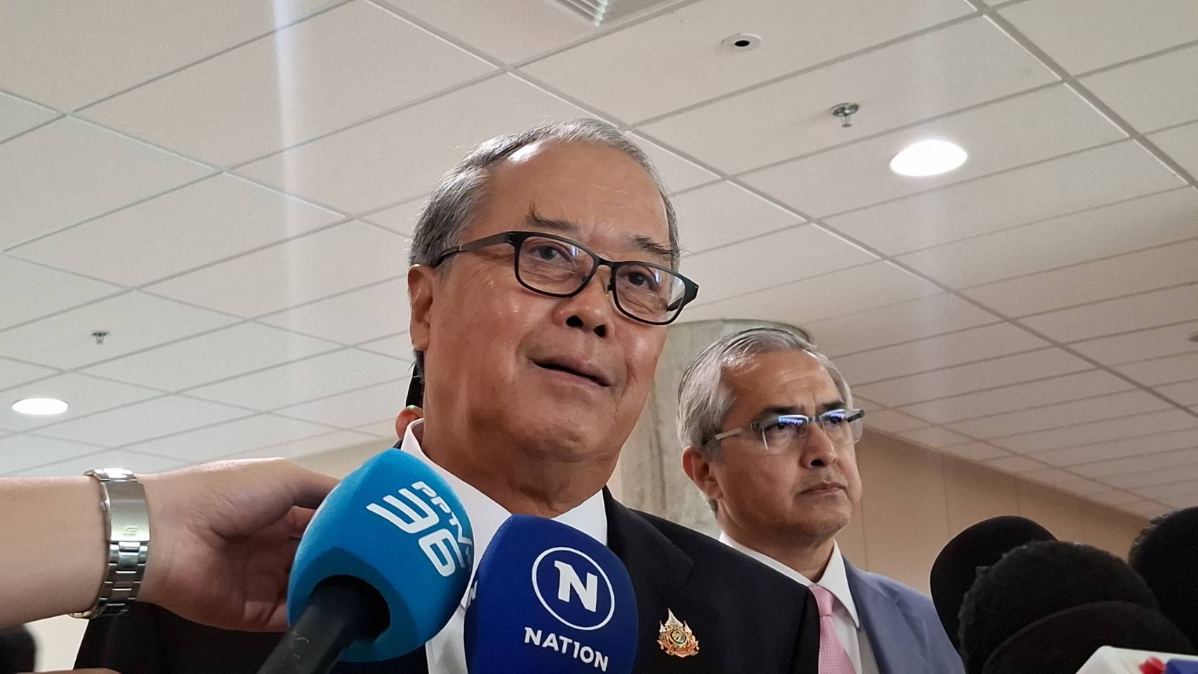 "ชูศักดิ์" เผยมติ "พรรคร่วมฯ" เห็นชอบชะลอวาระแก้ไข รธน. เชื่อถ้ายังเดินต่อ ถูกตีตกแน่ 
