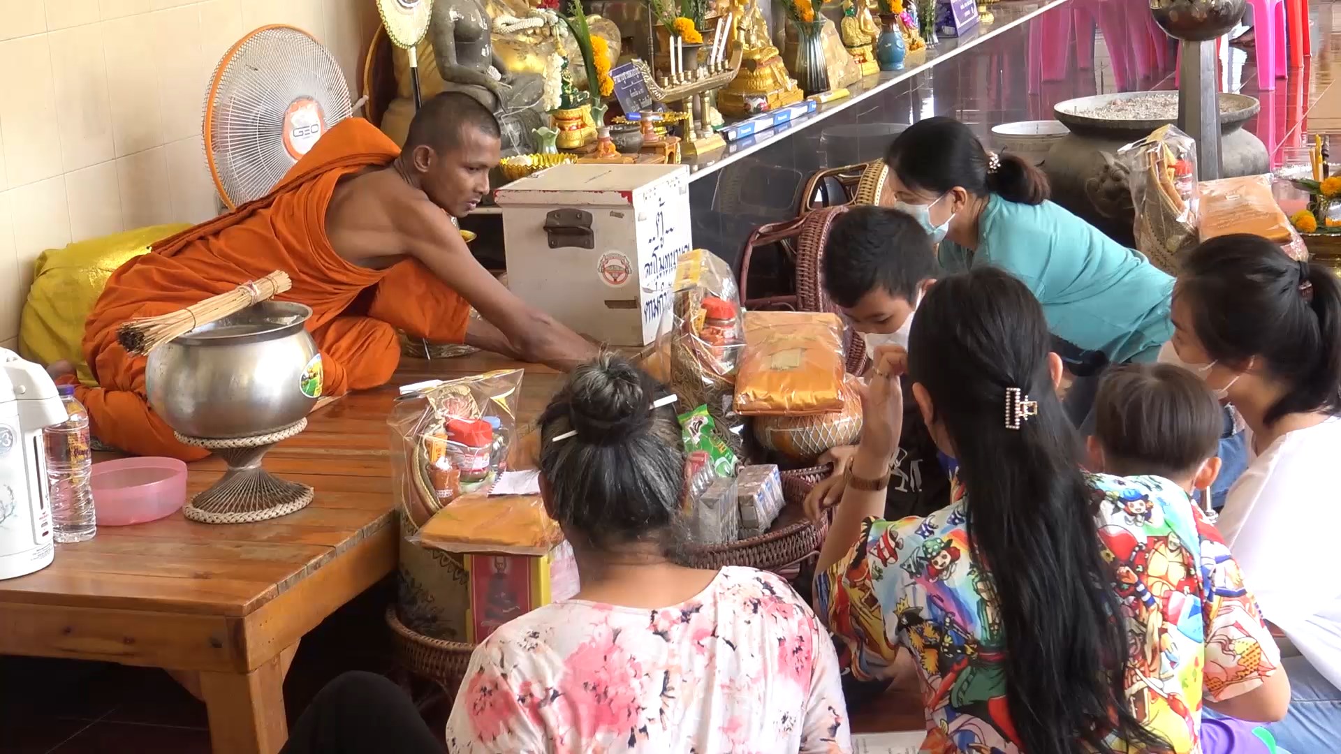 ชาวเมียนมาและชาวมาเลเซียเที่ยววัดพระนอนก่อนเดินทางกลับ