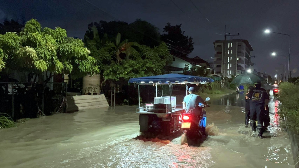 พัทยาอ่วม! ฝนถล่มน้ำหลากท่วมถนนเลียบทางรถไฟ รถเสียจม การจราจรติดยาว