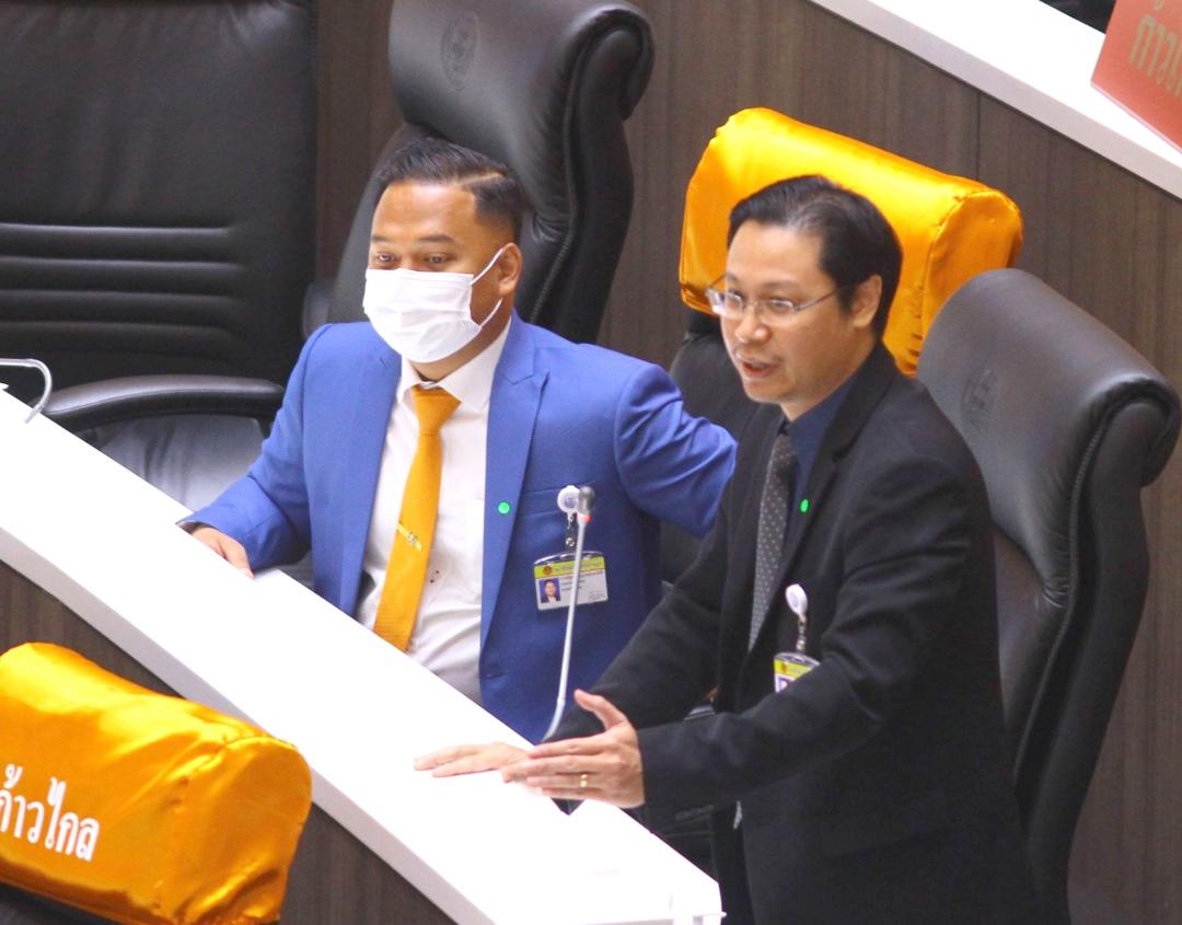 มติพรรคก้าวไกล สั่งแช่แข็ง "4 งูเห่า" ถอด "หมอเอก" พ้นเลขาฯพรรค