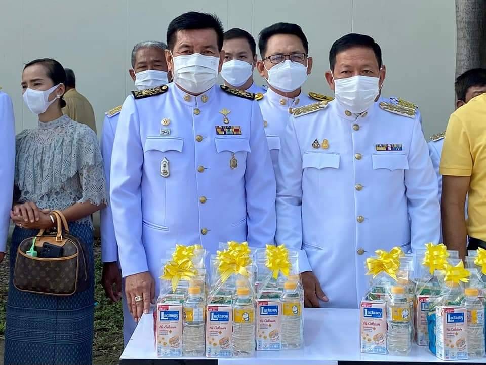 นายกเทศบาลตำบลบ้านท่าหลวงนำข้าราชการพนักงาน  ตักบาตร เฉลิมพระเกียรติฯ