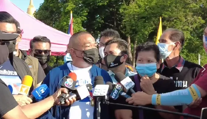 บรรยากาศการชุมนุมของกลุ่มเห็นต่างทางการเมือง รวม 3 กลุ่ม เตรียมเคลื่อนขบวนบุกทำเนียบรัฐบาล 