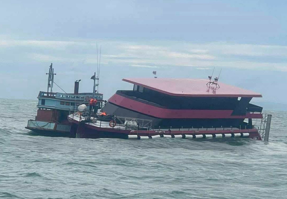 เรือท่องเที่ยวล่มกลางคลื่นใหญ่ใกล้เกาะกระดาด-97 ชีวิตลอยคอ ก่อนเรือช่วยเหลือฝ่าคลื่นรับกลับฝั่งปลอดภัย 
