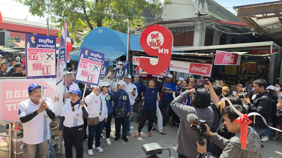 เดือดกลางปทุม! เสื้อแดงบุกโวย “เสี่ยหนู” ไหว้ขอพร รับชาญ-เบี้ยว เสริมทัพภูมิใจไทย
