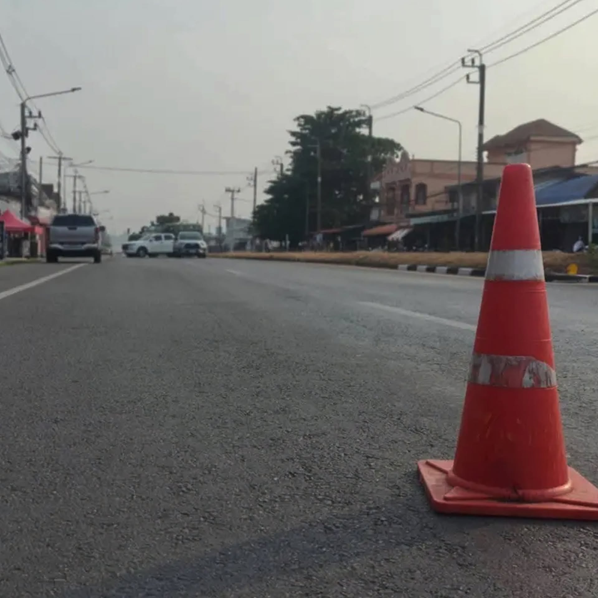 ปิดเส้นทาง "แยกดอนยาง-บ่อทอง" จ.ปัตตานี หลังพบวัตถุต้องสงสัย รอ EOD เข้าตรวจ