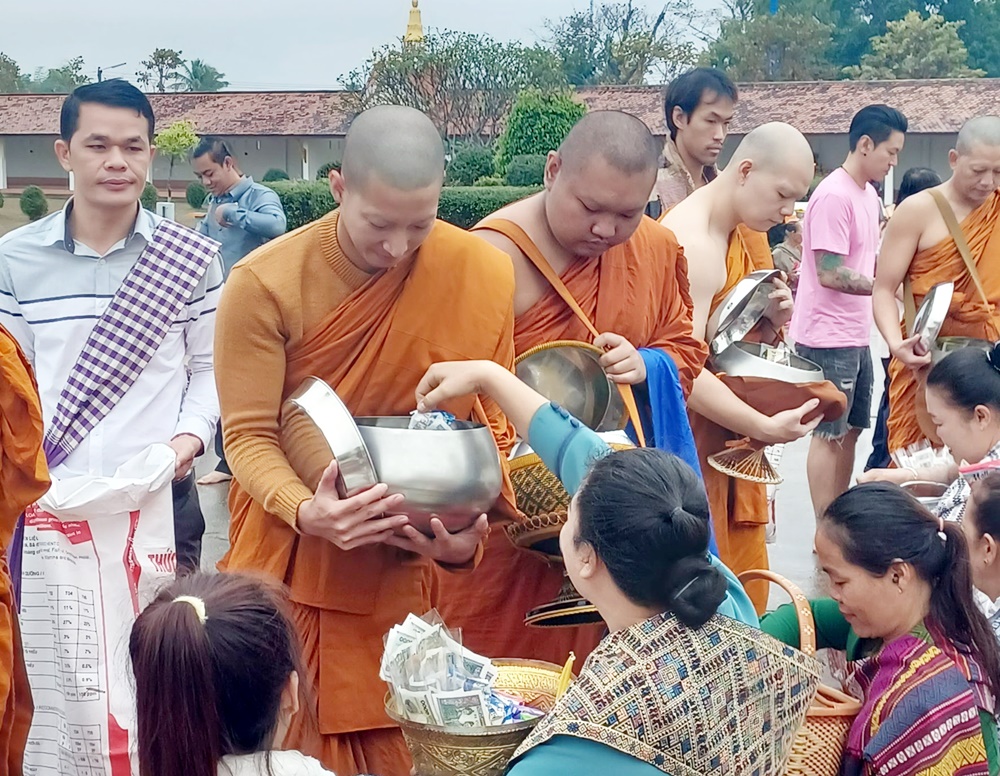 สาธุบุญ!! "พระโตโน่" ออกบิณฑบาตรญาติโยมพี่น้องชาวลาววันแรก 