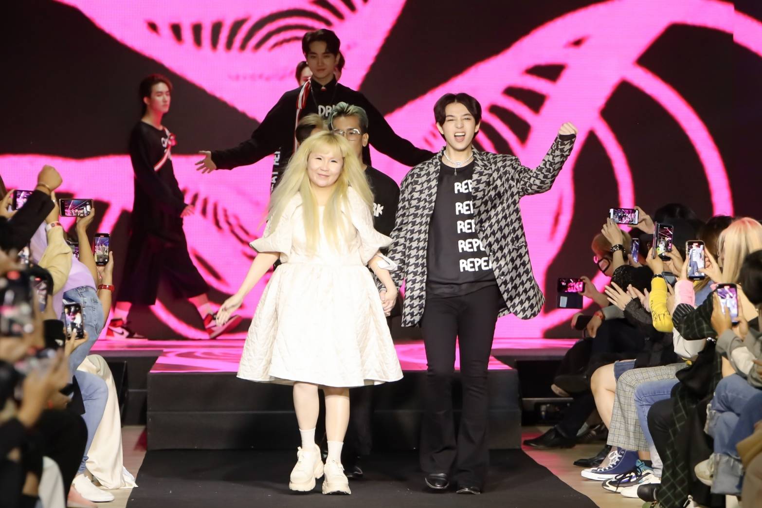 ร่วมเฉลิมฉลองโฉมใหม่ New Episode ส่ง 2 แฟชั่นโชว์สุดจี๊ด! ที่งาน MBK Idol Fashion Week