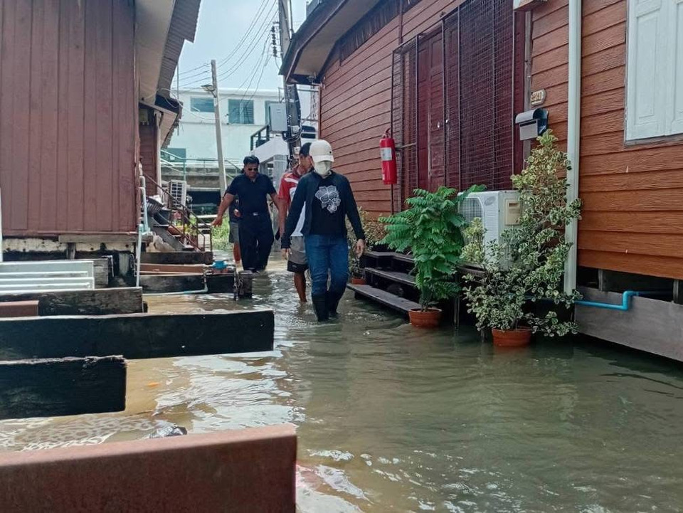 เขตบางพลัด เร่งเสริมกระสอบทราย ตรวจแนว 6 กม. ริมเจ้าพระยา รับมือน้ำเหนือ-ทะเลหนุนสูง
