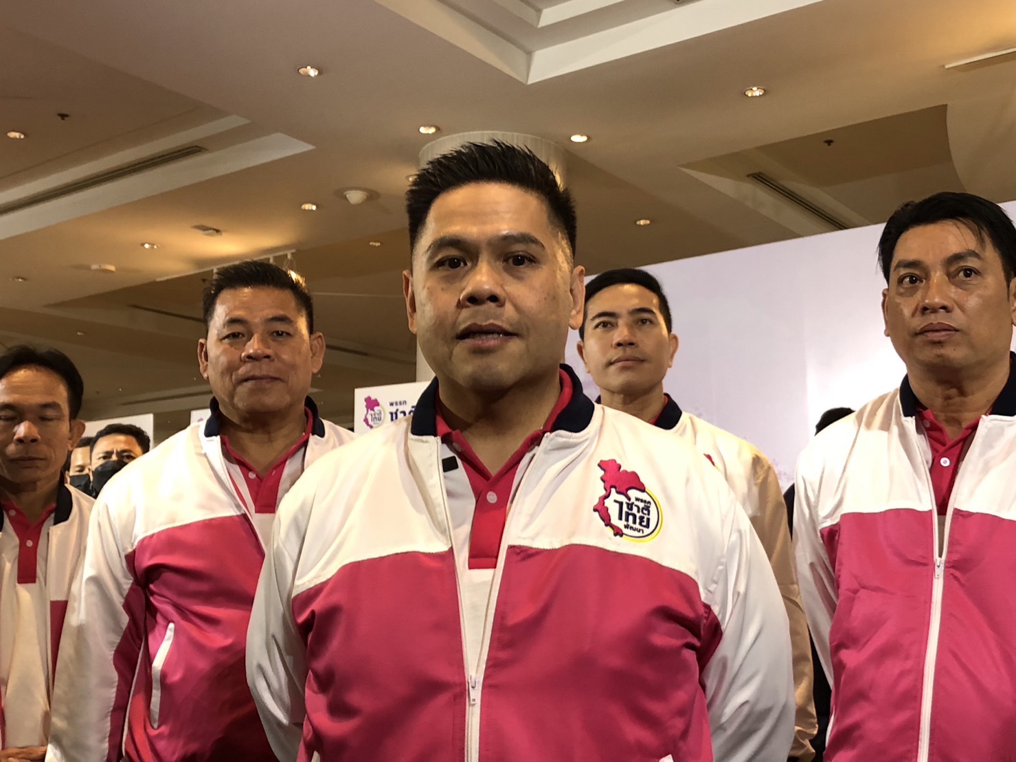"วราวุธ" ลั่นพร้อมสู้เลือกตั้ง ปัดตั้งเงื่อนไขร่วมรัฐบาล เชื่อยุบสภาหลัง กม.เลือกตั้งประกาศใช้ ป้องกันความวุ่นวาย