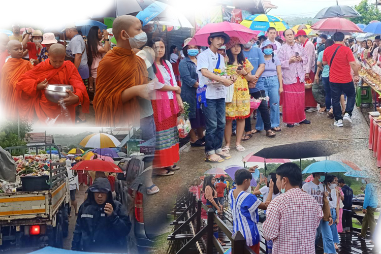 "นักท่องเที่ยว"แน่นสะพานมอญ! แห่ตักบาตรเข้าพรรษาท่ามกลางฝนปรอย(มีคลิป)
