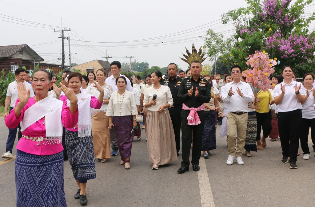 มทภ.2 และคณะทำบุญถวายพระพุทธรูปปรางนาคปรกและต้นผ้าป่า วัดสุกกิจเจริญ 