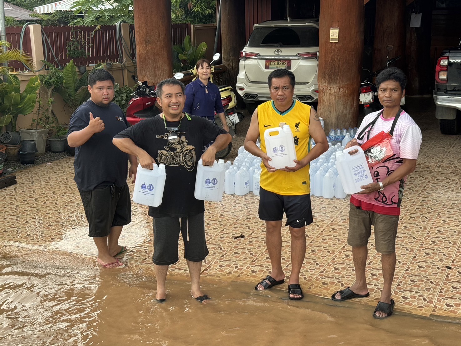 "พัชรวาท" สั่งกำชับให้กรมทรัพยากรน้ำบาดาลเร่งผลิตและแจกจ่ายน้ำดื่มสะอาดช่วยเหลือผู้ประสบอุทกภัยทุกพื้นที่