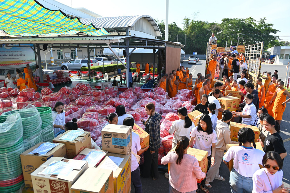 วัดพระธรรมกายผนึกพลังเยาวชน ม.อ.ปล่อยคาราวานถุงยังชีพ 3,000 ชุด ช่วยน้ำท่วมใต้