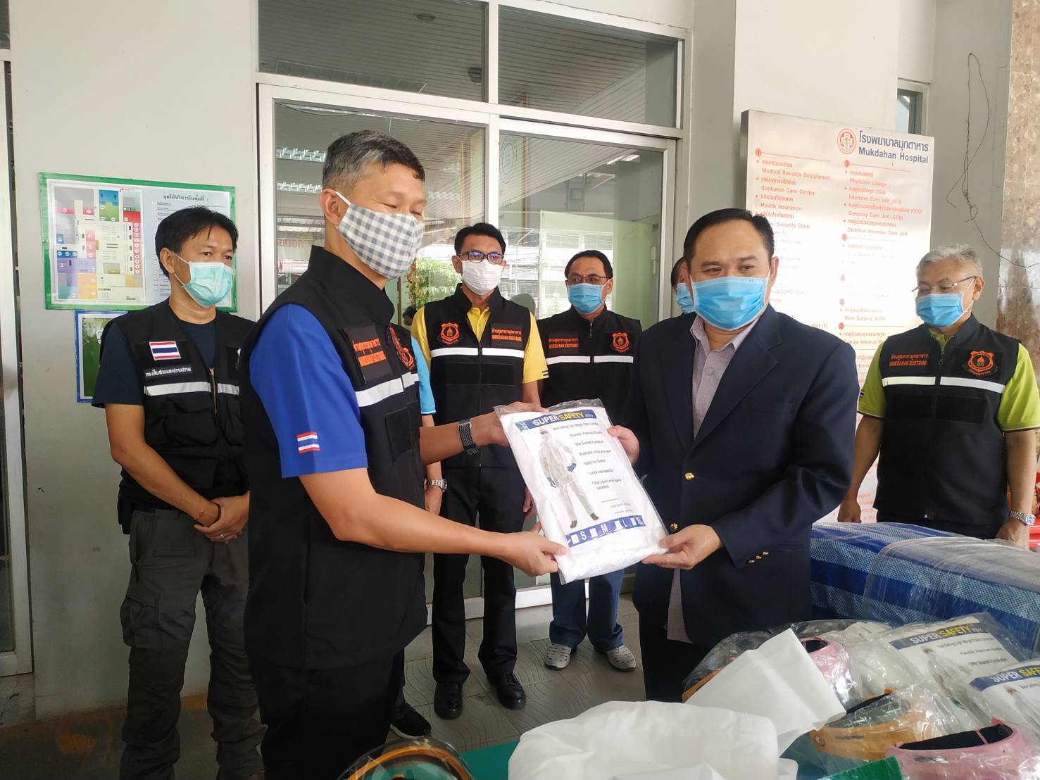 ศุลกากรมุกดาหาร มอบชุด PPE และface shield ให้โรงพยาบาล