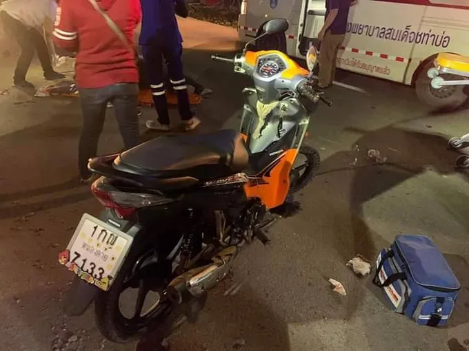 เกิดอุบัติเหตุ 2 รายซ้อน เจ็บสาหัส 3 ราย บนถนนจุดก่อสร้างของแขวงทางหลวงหนองคาย ที่ ต.กองนาง อ.ท่าบ่อ