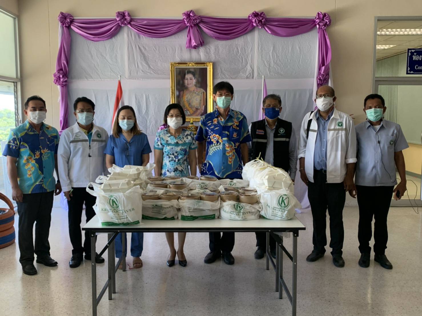 ผู้ว่าฯ กรุงเก่ารับมอบอาหารจากกรุงศรีริเวอร์  ส่งต่อบุคลากรทางการแพทย์รพ.วังน้อย 