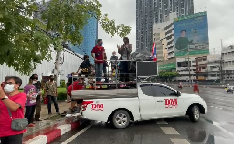 กลุ่มมวลชนแยกดินแดง เตือนกันเอง "อย่าใช้ความรุนแรง" ให้อดทนรอ พรุ่งนี้ มีนัดชุมนุมใหญ่ "คาร์ม็อบ" ที่แยกอโศก